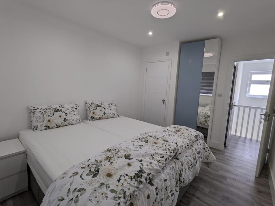 Beautiful 3 Bedroom House In London -Ensuite Bed Room Twickenham Exterior foto