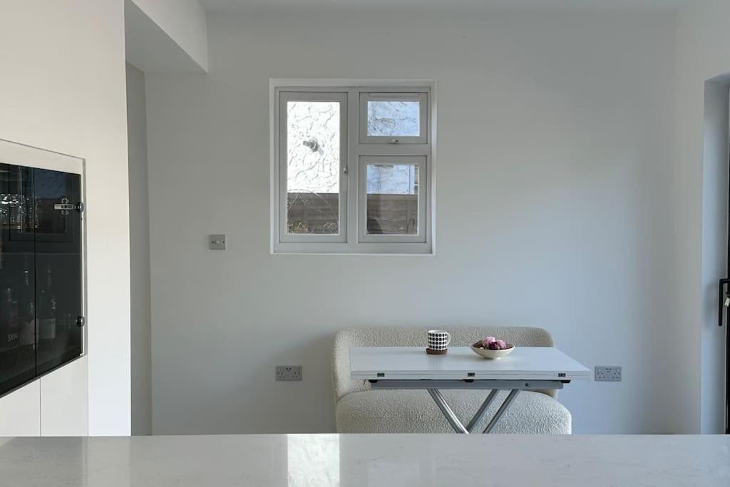 Beautiful 3 Bedroom House In London -Ensuite Bed Room Twickenham Exterior foto