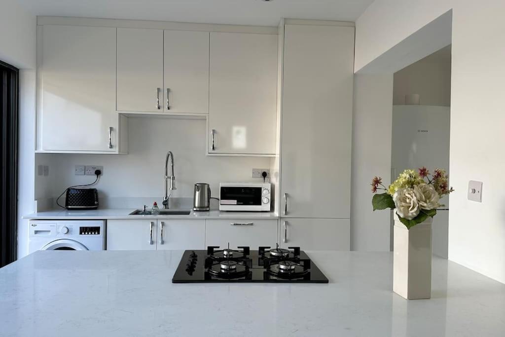 Beautiful 3 Bedroom House In London -Ensuite Bed Room Twickenham Exterior foto