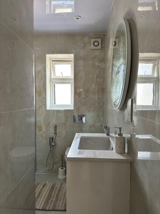 Beautiful 3 Bedroom House In London -Ensuite Bed Room Twickenham Exterior foto